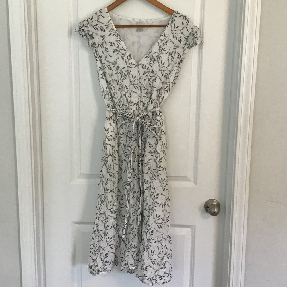 A New Day Dress. White Black Floral Print. V-neck. Short Sleeves. Tie waist.